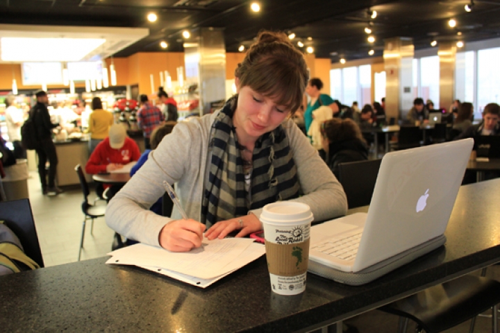 Pro dan Kontra Belajar di Kafe