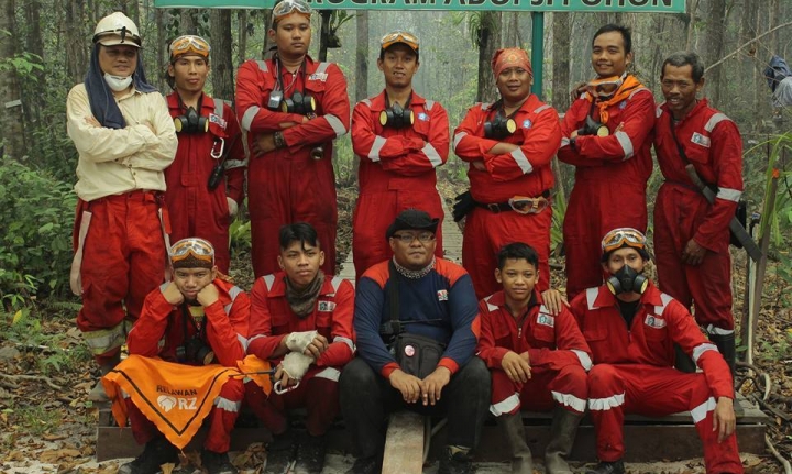 Kisah Heroik “Pahlawan” Muda di Hutan Kalimantan, Bukti Bahwa Pemuda Indonesia Memang (Masih) Keren!