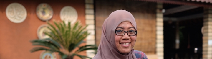 Izna Iskandar, Guru Muda yang Bahagia Karena Mengajar