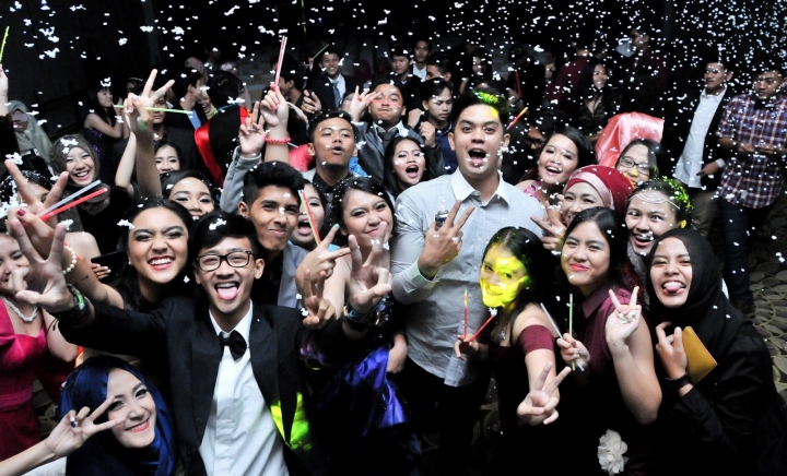 To Prom or Not to Prom?—Pro-Kontra Mengadakan Pesta Prom Night ...