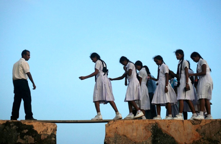 Foto-Foto Perjuangan Murid Berangkat ke Sekolah di Berbagai Belahan Dunia