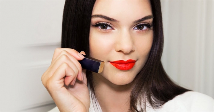 Tips Memakai Lipstik Merah Buat Anak Muda Cewek Supaya Nggak Kelihatan Berlebihan