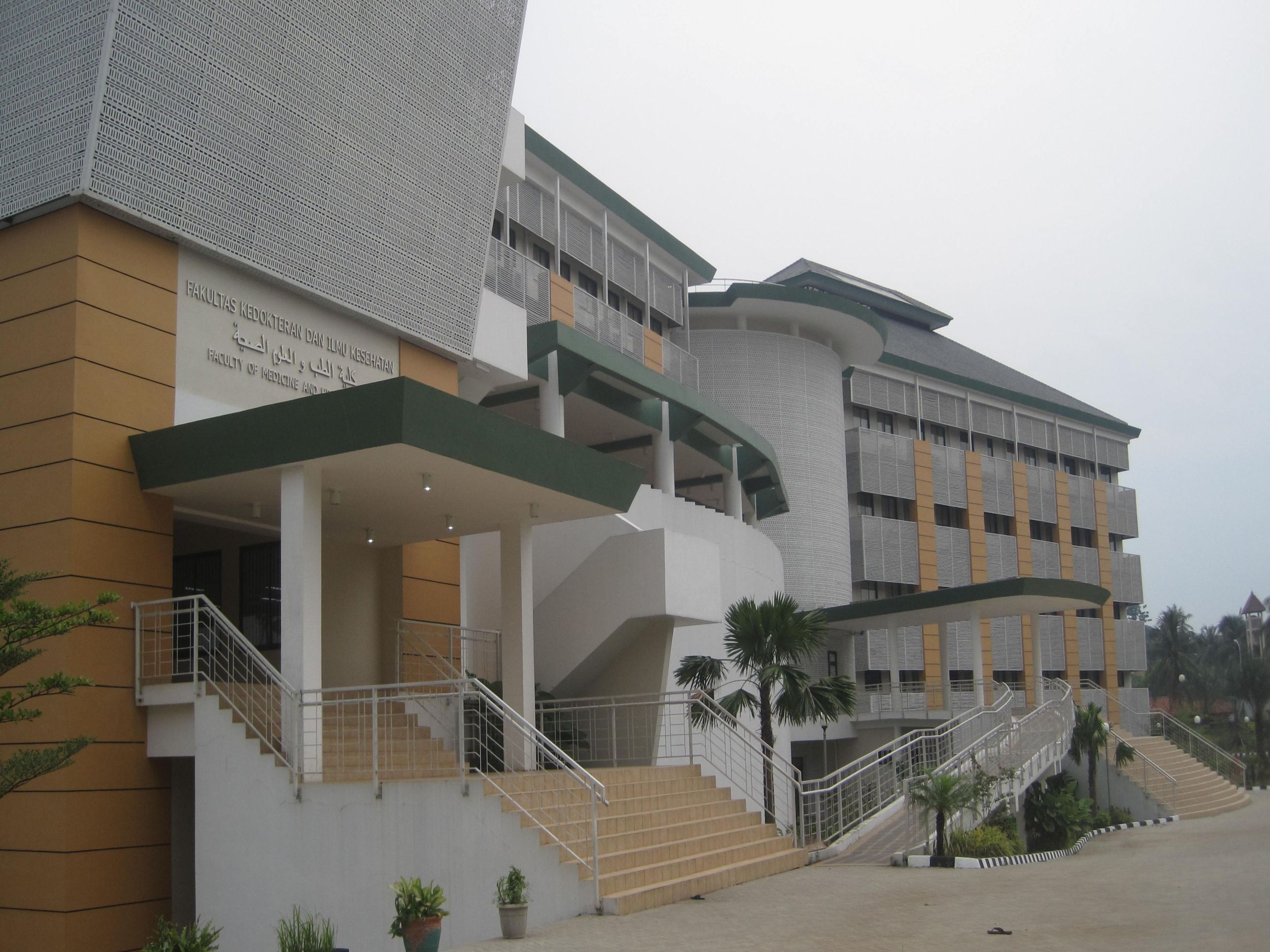 Fakultas Kedokteran dan Ilmu Kesehatan terletak di Kampus dua UIN Jakarta