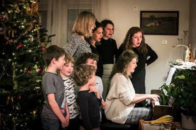 menyanyikan lagu natal bersama keluarga